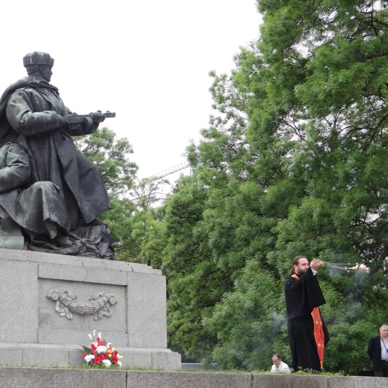 лития у памятника советским войнам 3