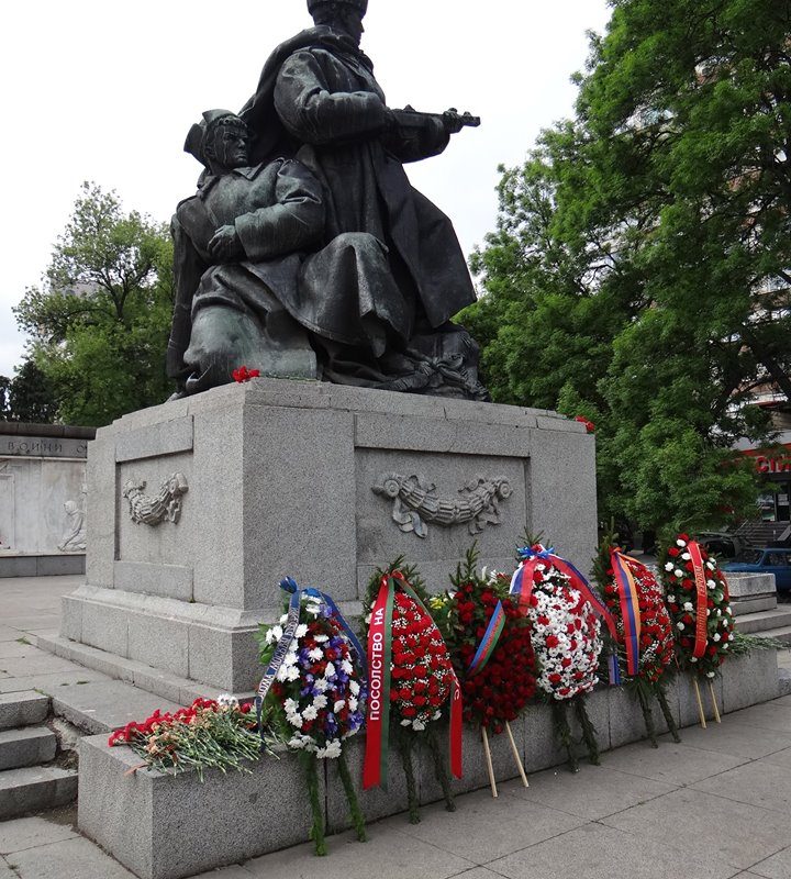 лития у памятника советским войнам 8